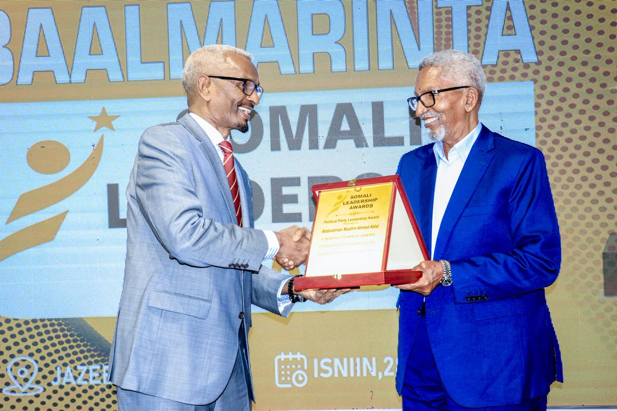 Abdirahmanablal's tweet photo. Leadership isn’t a right you claim for nor is it a product you can buy with money but it’s a privilege given to those who deserve it &amp; can  better the conditions of others. Leadership &amp; MisLeadership isn’t to be confused with each other.  Thanks SLA for the good leadership award https://t.co/hCHIGf3uR3