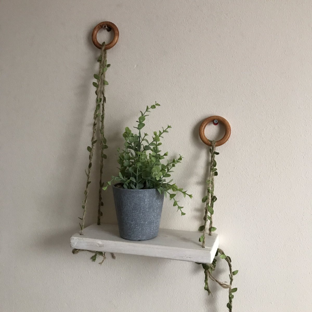 Mrhangerman's tweet photo. Decorative Rope shelf.
Choose your favourite:
W - Walnut Wax (L)
D - Danish Oil (Mid)
A - Antique White Chalk (R)
.
What is one thing you like about this choice?
#etsy #woodwork #DIY #homedecor #walldecor #Rustic #Wrexham #SmallBiz https://t.co/59Ml5qWBqd