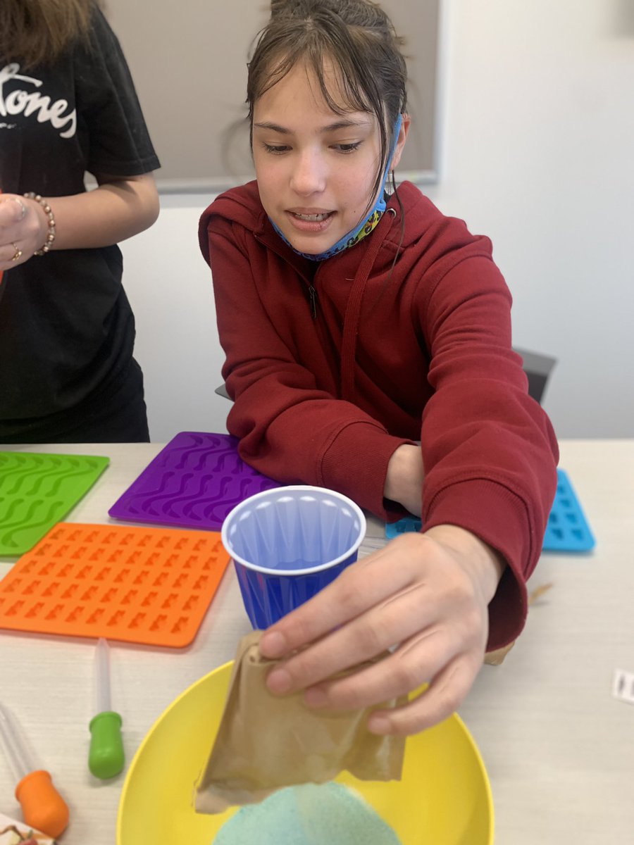 Anna_tms's tweet image. First time making gummy bears and worms was a success! #TMScomeTogether #executivefunctioning