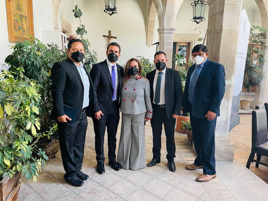 Ésta mañana me sentí honrada al compartir Rueda de Prensa con destacados caballeros profesionales , expertos en tema educativo , Dr. Paco Ibarra Oresidente COMUPASE ,Dr.German Lozano Director UPD . Lic Armando del Castillo Presidente de SIPPINA y el Coordinador de Escuelas Normal