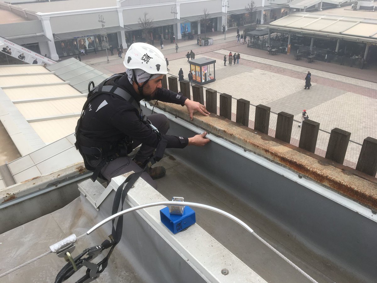 PiriSafe's tweet photo. Alışveriş merkezleri ve sosyal katlar gibi kompleks alanlarda yüksekten düşme riski bulunan çalışmalarınız için güvenli erişim ve çalışma önlemlerinizi PiriSafe Yatay Yaşam Hattı ile alabilirsiniz. #yaşamhattı #yüksekteçalışma #yatayyaşamhattı #lifeline #horizontallifeline #isg https://t.co/8iCuITgoH3