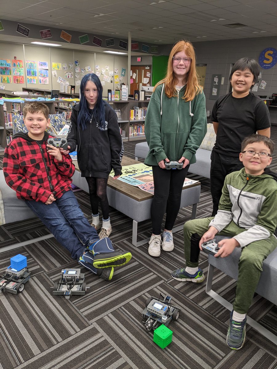tremer13's tweet photo. All smiles for robot completion today!! #themesway @PLTWorg https://t.co/CxKlMQLGkX