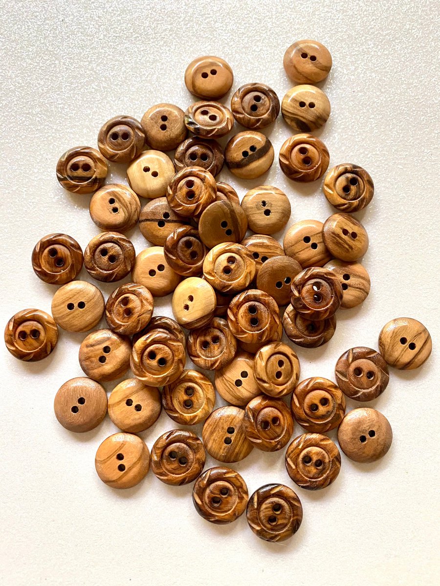 BySupply1's tweet photo. 50 Vintage 18mm small round 2 holes plastic wood like buttons lot of 50 by BySupply https://t.co/d3CoTyg9Or #Etsy #bysupply #PlasticButton https://t.co/E2BTfCZ3AL