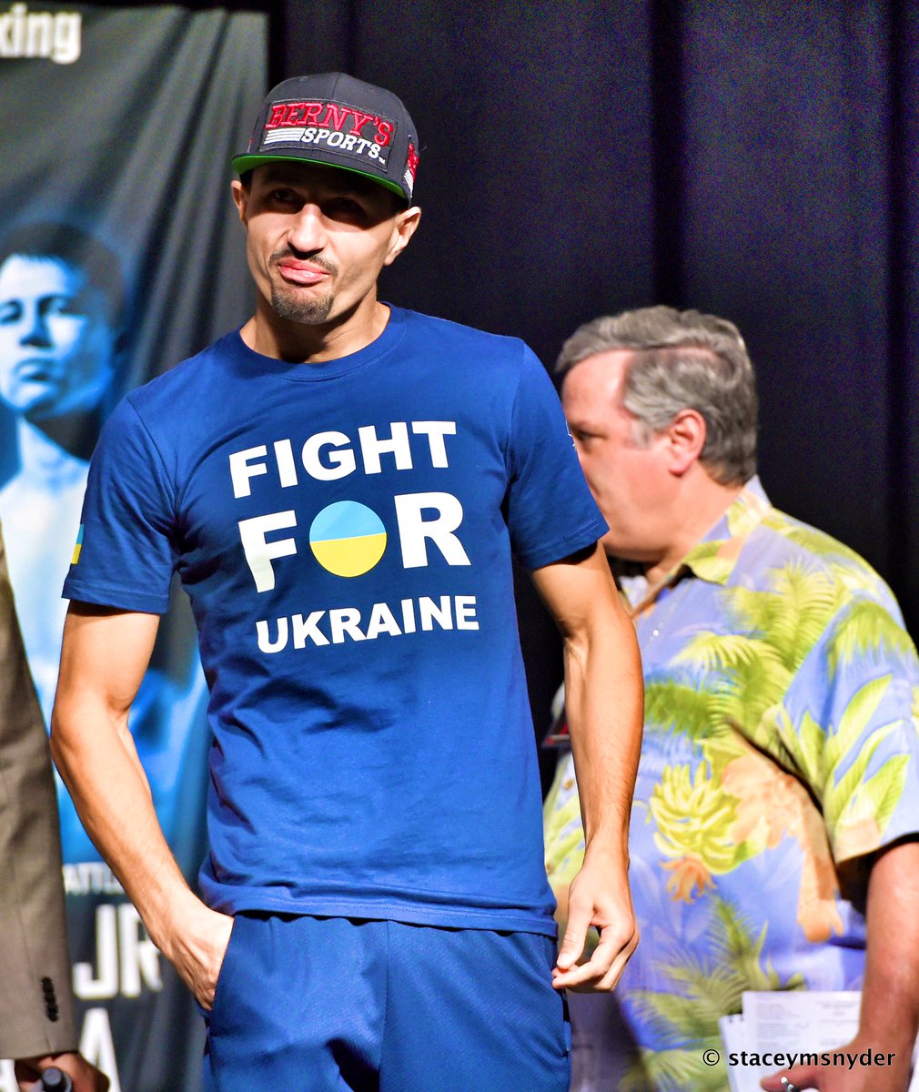 dallas_boxing's tweet photo. Falling back to July 2016 at the #crawfordpostol media week.
How deeply sad is it that almost 6 years later the message on the T-shirt of @IcemanPostol is still so relevant???
🇺🇦🥊
#prayforpeaceandhumanity
#ukrainewar
#viktorpostol
#nativeson https://t.co/nOKGF6yyg2