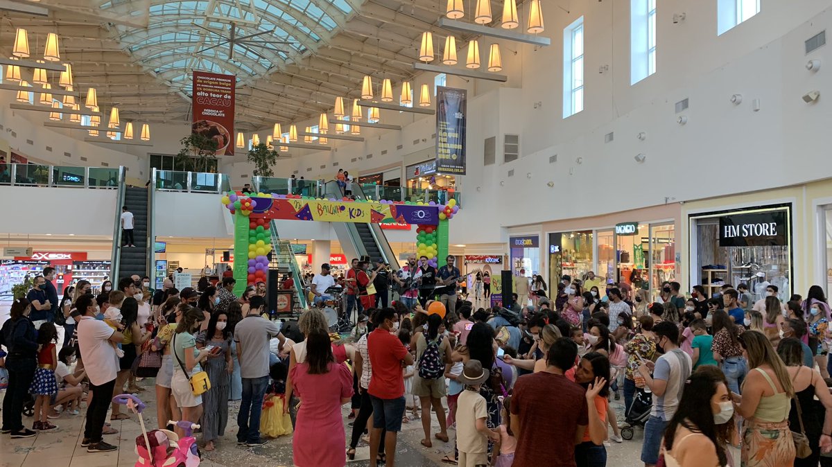 ThaisefSilva's tweet image. Os pais inventaram a desculpa de levar os filhos para o  bloquinho, mas quem está se divertindo são eles.  #NãoJulgo 😂😂