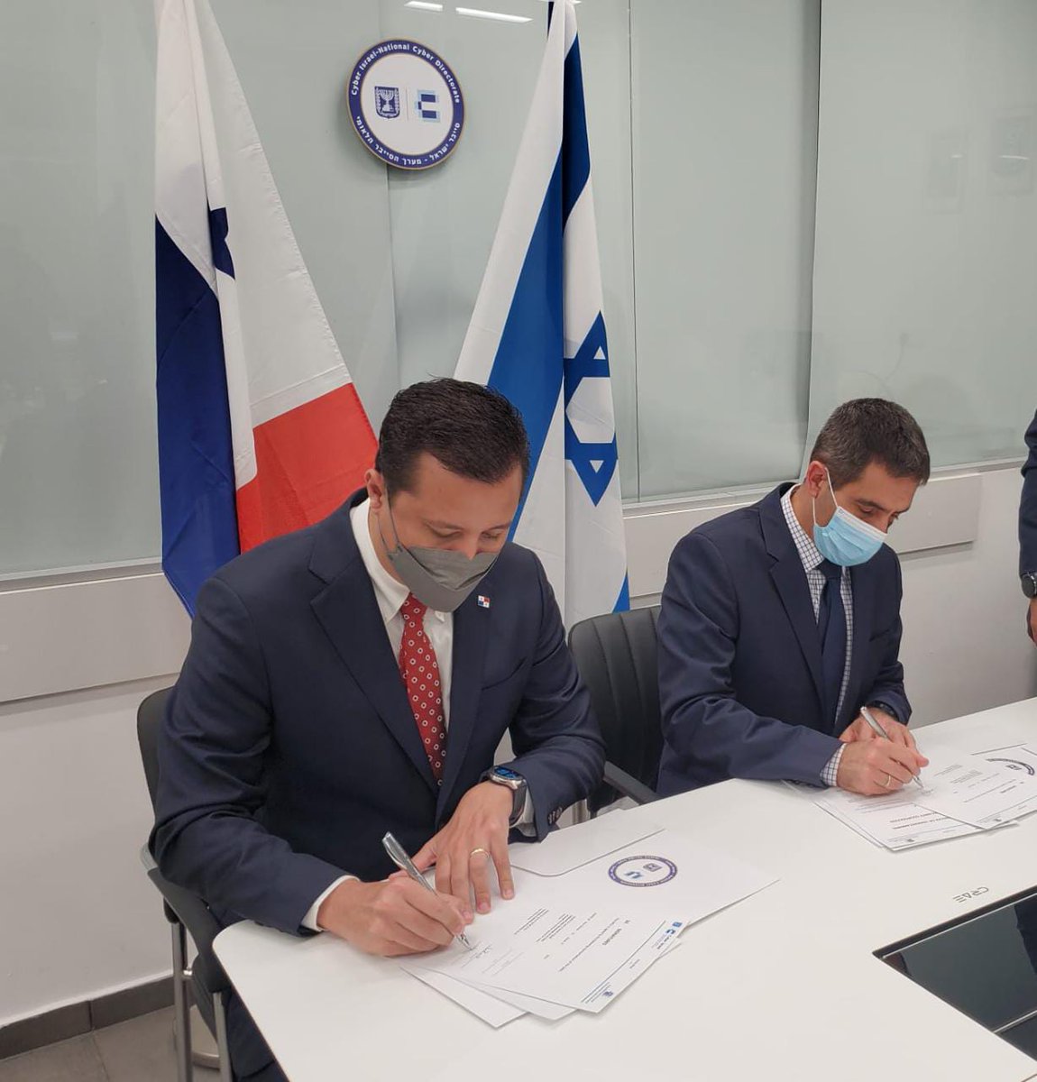 Seguimos fortaleciendo las relaciones 🇮🇱🇵🇦, con la firma de un MOU en temas de capacitación, tecnología e intercambio de información en ciberseguridad. 

Los firmantes fueron Gaby Portnoy, Dir. de Israel National Cyber y Juan Ramón Anria Dir. de Cyber Security de <a href="/aigesinnovacion/">Autoridad para la Innovación Gubernamental</a>