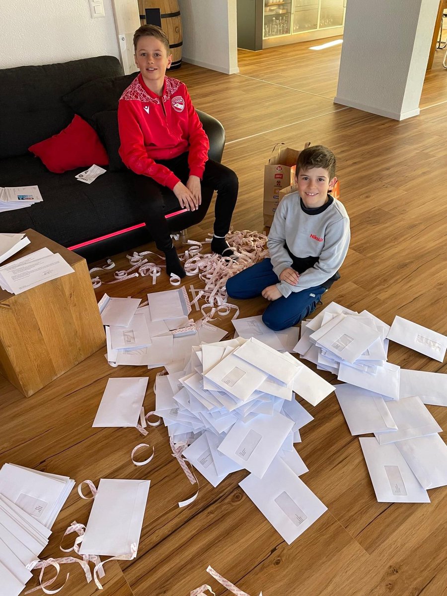 Ein Teil meines Wahlkampfteams in Action. Briefe verpacken für Papa #teamsigi2022 
#fdp_be #fdpberneroberland #Bern #grossratswahlen #grossrat
#bernerkmu #berneroberland #simmental #wimmis #spiez #Kantonbern #wirbewegen