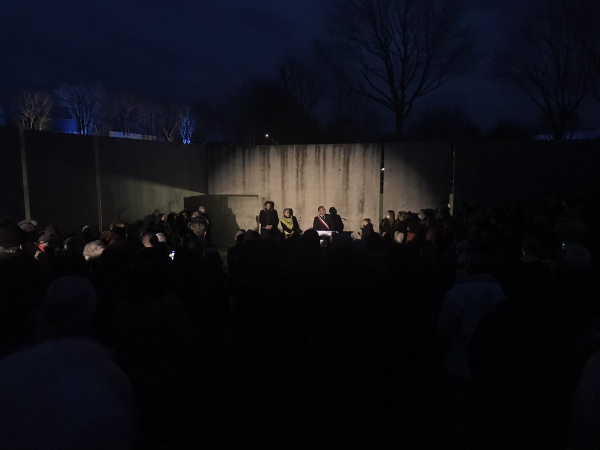 Pour dire non à l’agression russe en Ukraine, des centaines de personnes se sont rassemblées au monument Mémoire et Paix de Val-de-Reuil. Un moment d’émotion et de communion.