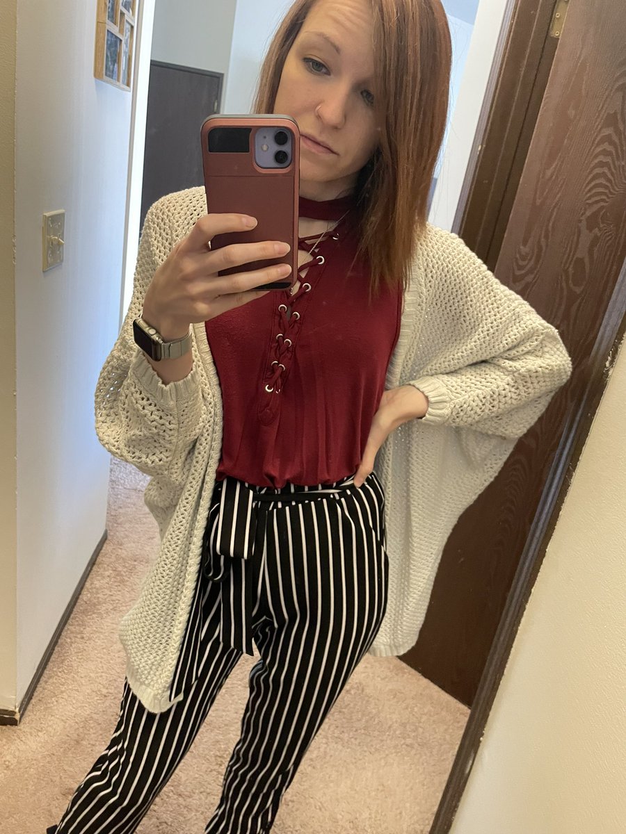 Gir10nFire's tweet photo. I hated jeans when I met these pants πβ #comftyclothes #twitchstreamer #girlswhogame #cutecardigans #beautifulday #gamergirl #smallstreamer https://t.co/qdqdFzjgLJ