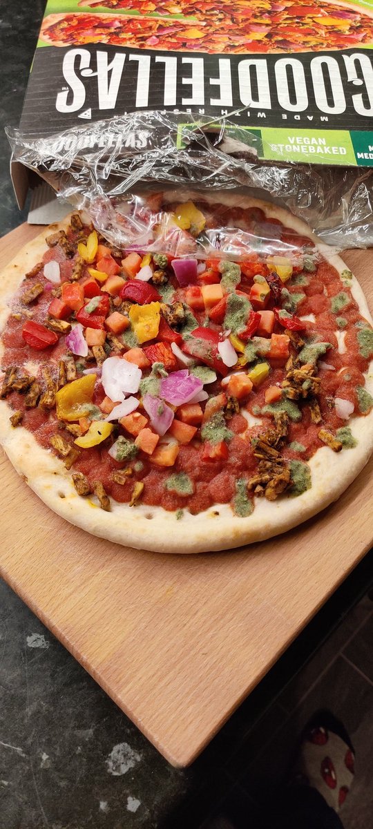 KennyWong3003's tweet photo. @TweetGoodfellas I think there's a supply chain issue with your pizzas. This and 5 other boxes at Asda were just like this. https://t.co/QboeJN1Gxw