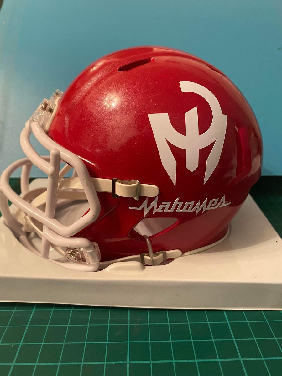 FF_BOTS's tweet photo. If you are a Tom Brady or Patrick Mahomes fan, get in touch with @flipyourlidsuk for these amazing custom mini helmets. #TB12 #PM15 https://t.co/rzyE4l17Qq