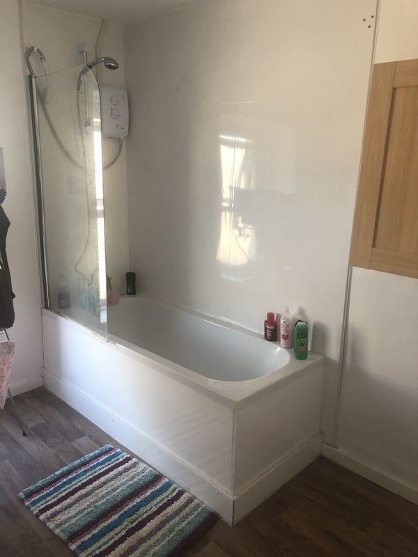 SmartLettings2's tweet image. To let - 1 Bed Double Room, Flat 1, Room 2, Llynfi Arms, Maesteg Road, Tondu, Bridgend, £390pcm. View details: smart-lettings.co.uk/propertydet.as…