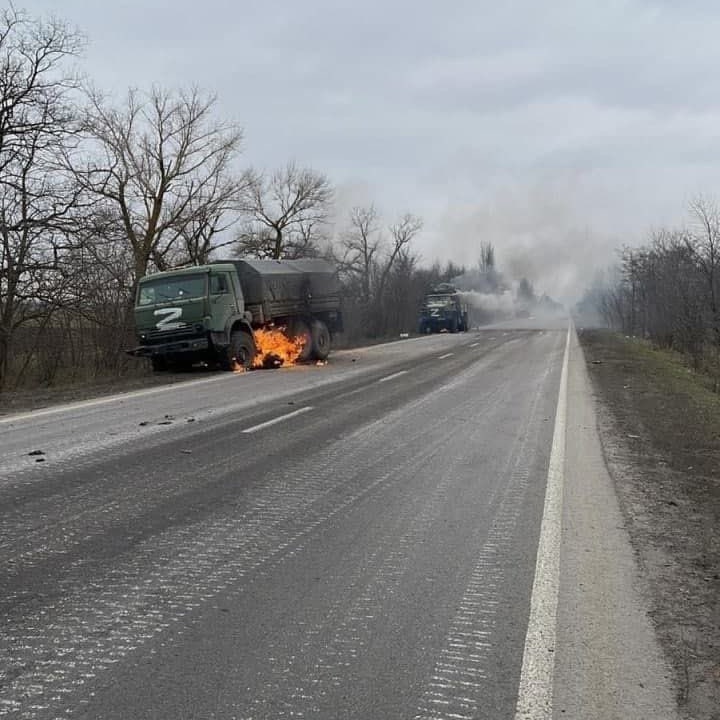 Новини україни за сьогодні останні найсвіжіші. Разбитая Военная колонна РФ Z. Разбитая Российская колонна на Украине. Разбитая украинская техника. Колонна военной техники в Украине.