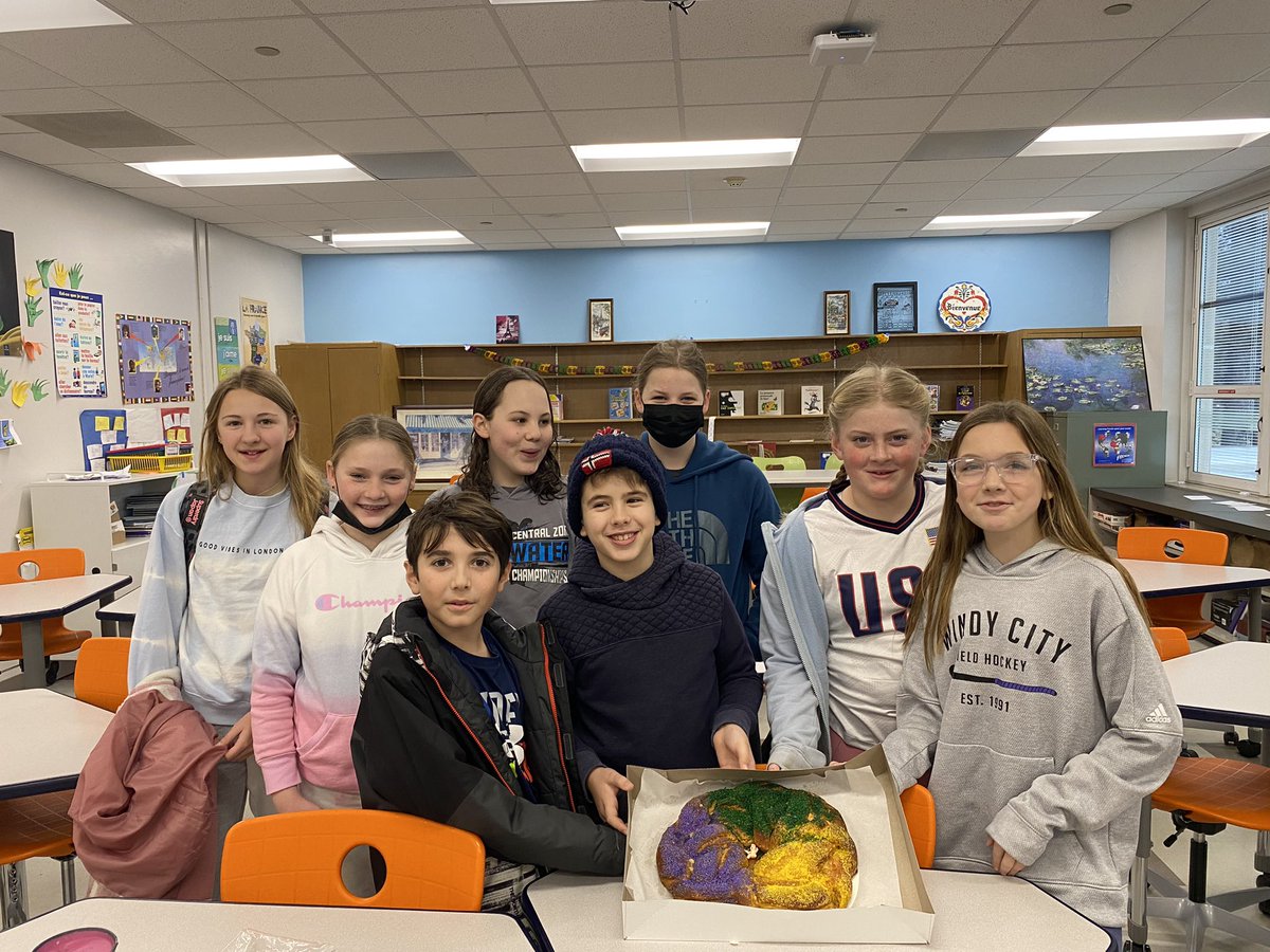 MmeMiller28's tweet photo. French Club got to celebrate Mardi Gras with a King Cake this morning! #MardiGras2022 #findingjoy67 #allin @LakeForestSD67 https://t.co/1W9EFNuGZN