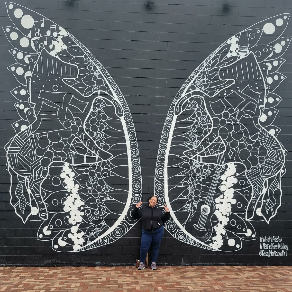 TasheaNashay's tweet photo. Of course I love the wings. #whatliftsyou #nearestgreendistillery @kelseymontagueart https://t.co/tCtpNVs6IJ