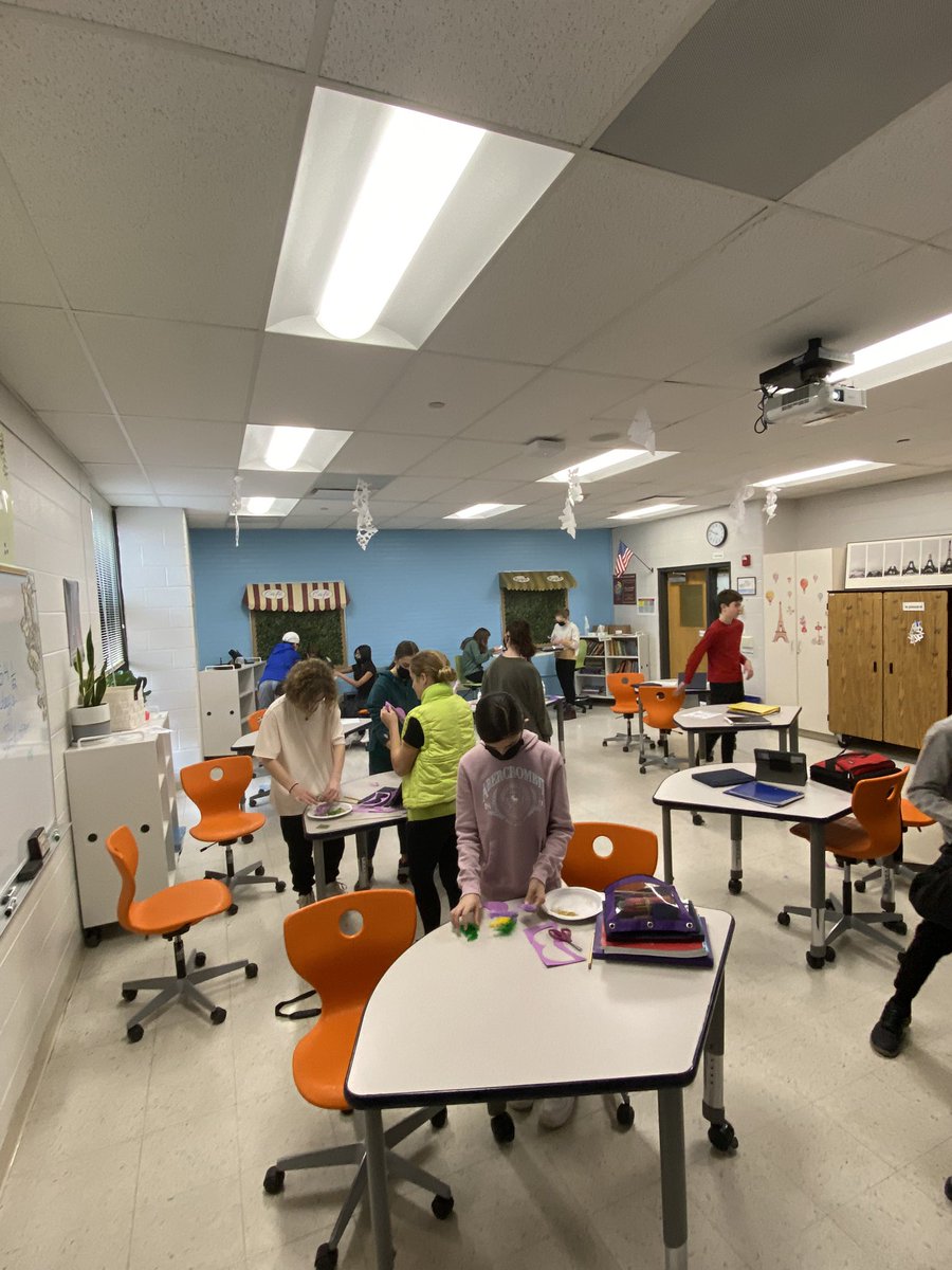 MmeMiller28's tweet photo. French classes celebrating #MardiGras2022 #findingjoy67 #laissezlesbontempsrouler @LakeForestSD67 @PrincipalHerion https://t.co/79gRMv16Wt