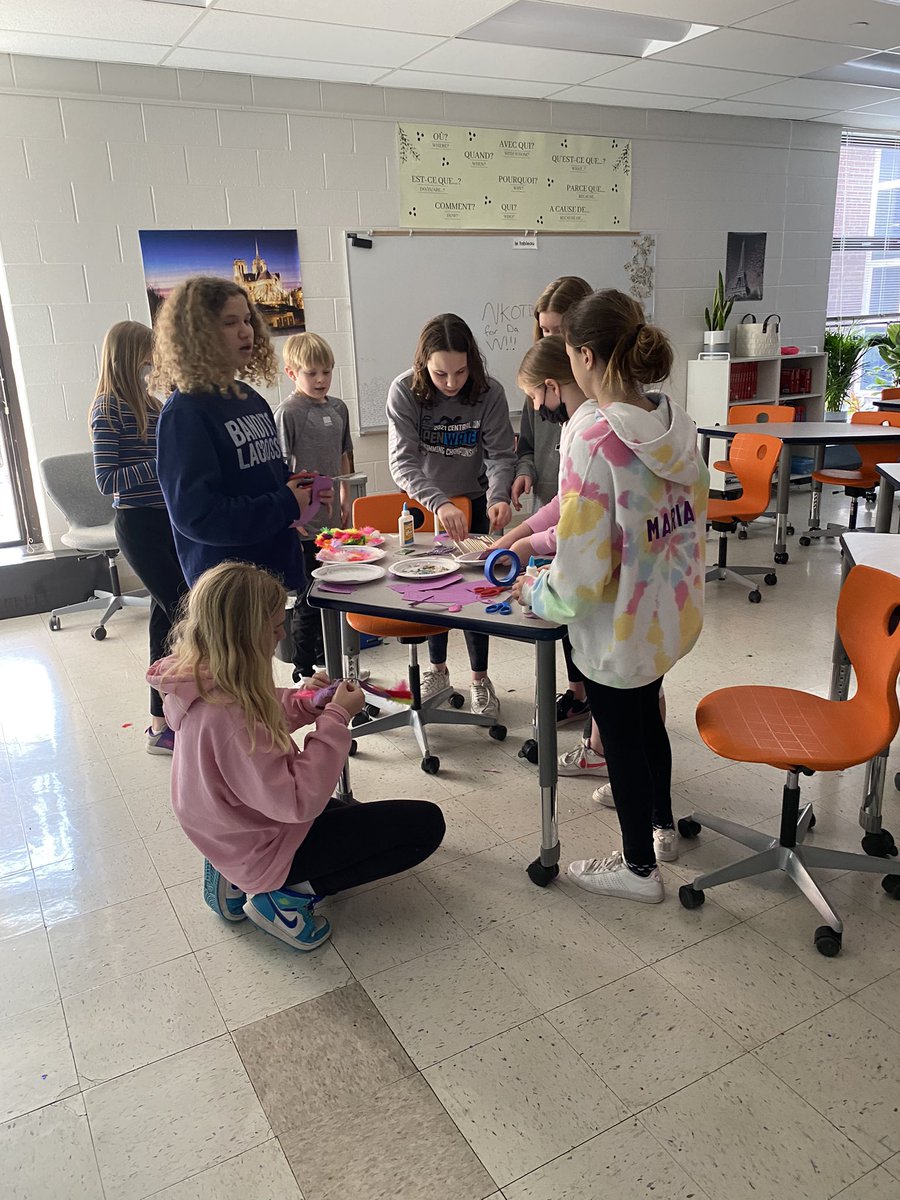 MmeMiller28's tweet photo. French classes celebrating #MardiGras2022 #findingjoy67 #laissezlesbontempsrouler @LakeForestSD67 @PrincipalHerion https://t.co/79gRMv16Wt