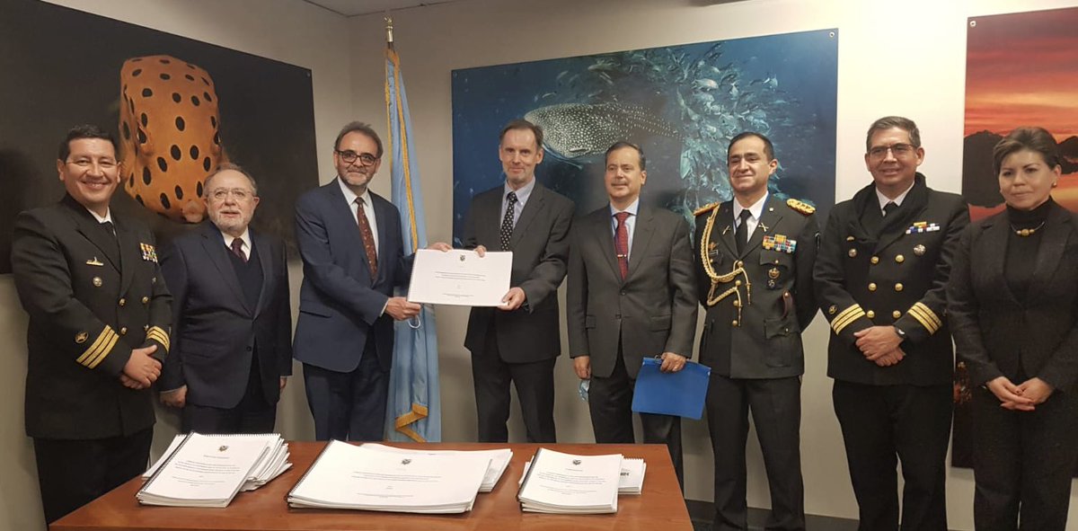 armada_ecuador's tweet image. #NewYork | En la División de Océanos y Derecho del Mar #DOALOS @ONU_es, la #ArmadaEcuatoriana junto con @CancilleriaEc entregaron la Presentación Parcial para la ampliación de la plataforma continental más allá de las 200 millas.  #OrgulloDefensa