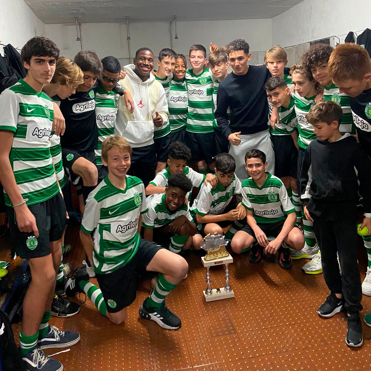 SportingCP's tweet photo. No final do jogo, @darioessugo6 e @MarlonJr_4 estiveram presentes para parabenizar os nossos Leões 🤩

𝘿𝙚 𝙜𝙚𝙧𝙖𝙘̧𝙖̃𝙤 𝙚𝙢 𝙜𝙚𝙧𝙖𝙘̧𝙖̃𝙤 💚 #MadeInSporting https://t.co/6Q6akrga3w