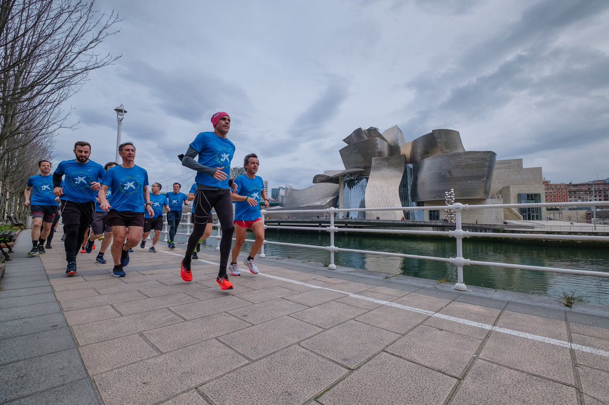 jp_badiola's tweet image. 🏃🏼‍♂️🏃🏻‍♀️Correr junto a la ría de #Bilbao es un lujo, pero además poder hacerlo junto al gran @Reyes1500ml es una experiencia única y que hoy han podido vivir nuestros #runnersCaixaBank. Les ha servido para preparar la @bbmarathon de este domingo y que apoyamos desde @caixabank.