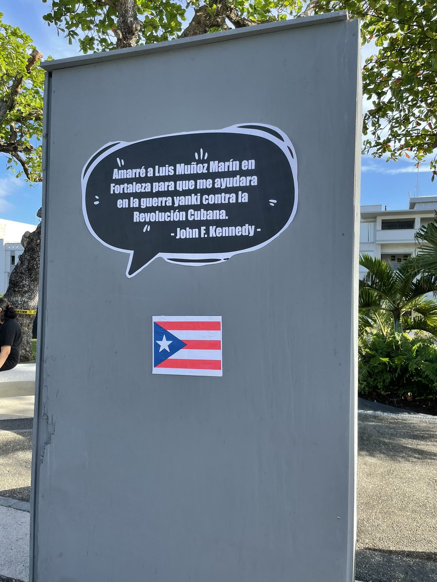 nsebazco's tweet photo. En medio de conmemoración por los 68 años del tiroteo al capitolio de Estados Unidos, un grupo coloca mensajes sobre la madera que cubre ahora las estatuas de los presidentes de Estados Unidos en el lado sur del capitolio. https://t.co/8pPWLOAL4O