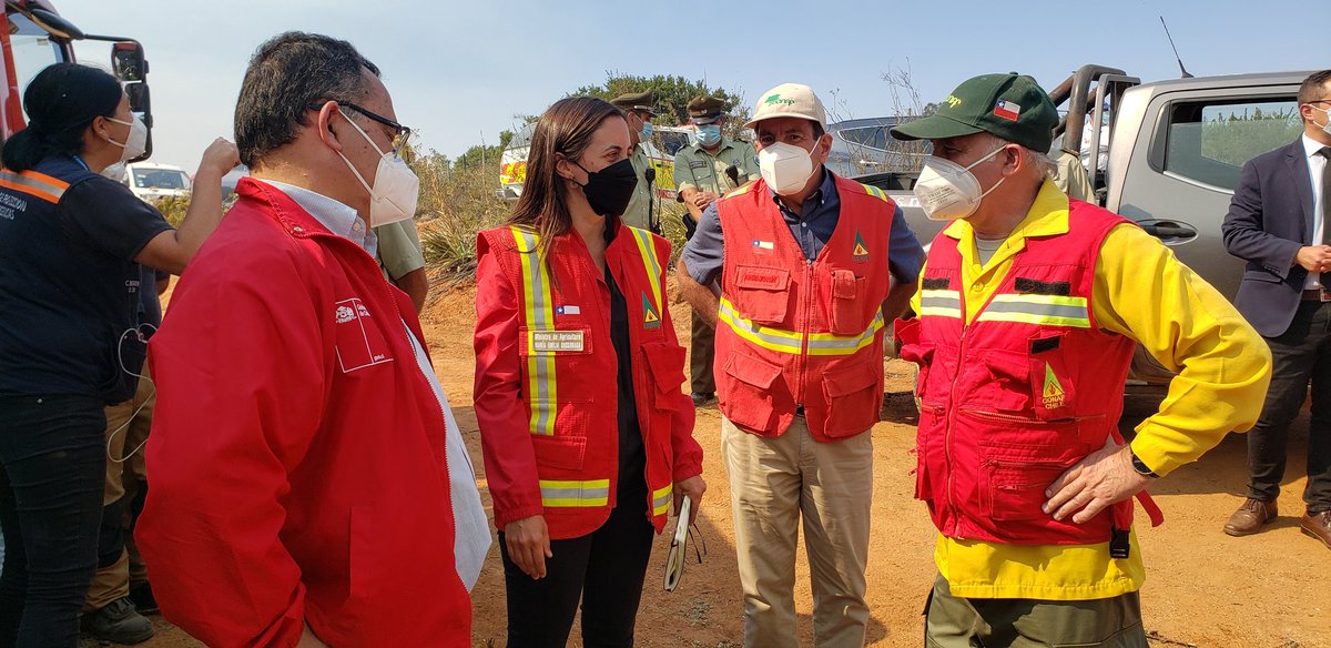 Ministra <a href="/MinagriCL/">Ministerio de Agricultura de Chile 🇨🇱</a> <a href="/meryundurraga/">M. Emilia Undurraga</a> apoyando la coordinación de recursos para combatir el #IncendioForestal #LomaNegra en #Valparaíso, junto al <a href="/DPRValparaiso/">Delegación Presidencial Regional Valparaíso</a> <a href="/jmartinezvalpo/">Jorge Martínez Durán</a>, <a href="/onemichile/">Ex ONEMI</a>, <a href="/CarabValparaiso/">Carabineros Región de Valparaíso</a>, <a href="/conaf_minagri/">CONAF - Corporación Nacional Forestal</a> y <a href="/BomberosdeChile/">Bomberos de Chile</a>
