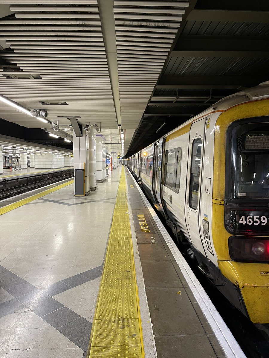 Absolute_Block's tweet image. A rather wet Cannon Street this morning.

#london #londoncannonstreet #class465 #networkers #buffers #railway #rain #train