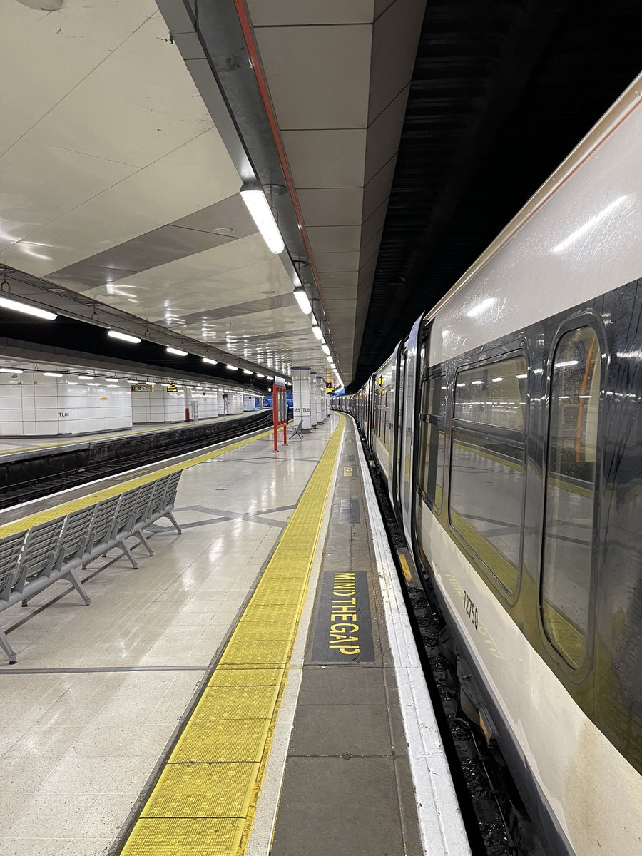 Absolute_Block's tweet image. A rather wet Cannon Street this morning.

#london #londoncannonstreet #class465 #networkers #buffers #railway #rain #train