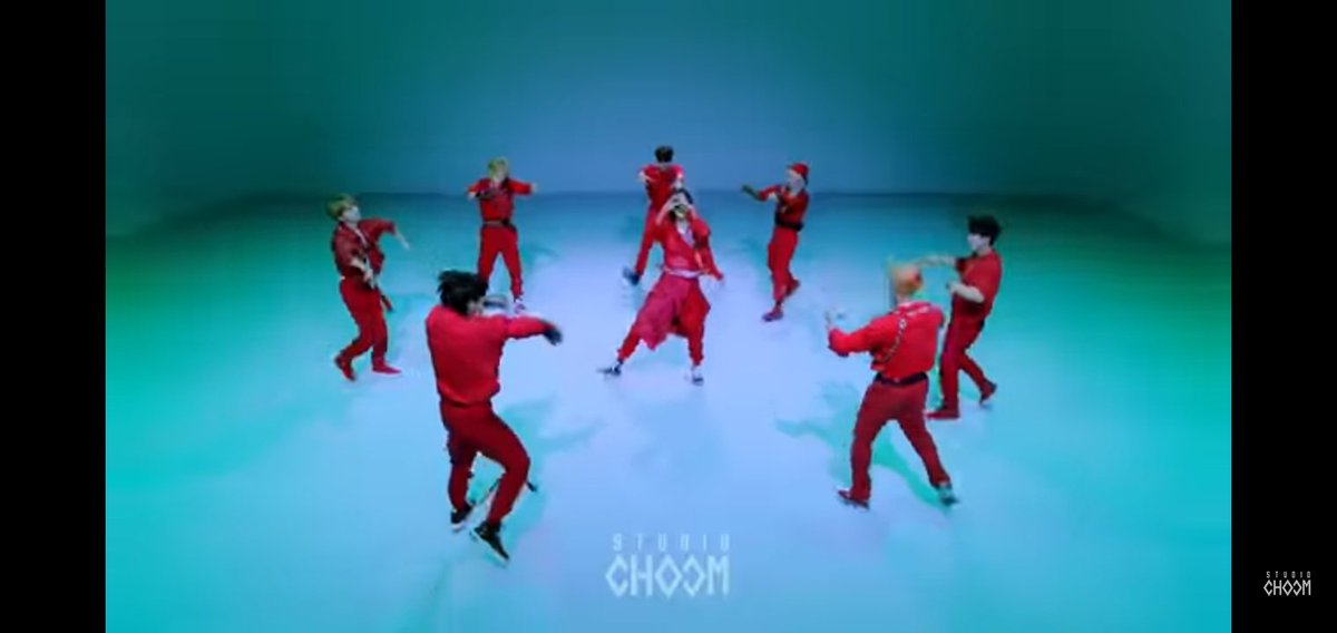 moon_selen3's tweet photo. Estaba recasual viendo el perdormance de Thunderous y me di cuenta que en una parte Hyunjin esta en el medio y los demas caminan hacia el en mood zombie  
#StrayKids #skzverse https://t.co/iBTPQCNjrv