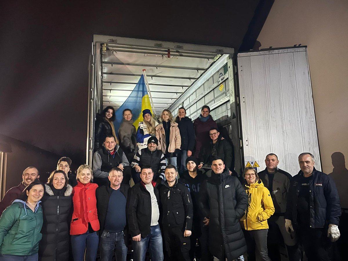 oogtv's tweet photo. Inzamelingsactie Haren voor Oekraïne levert vijf volle voertuigen op met hulpgoederen #groningen: https://t.co/pQsMg3Yj2e https://t.co/AEoBJbkBdD