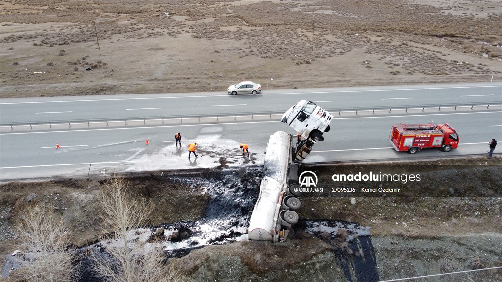 gazeteci24's tweet photo. Erzincan'da dorsesi devrilince çekicisi havaya kalkan tırın sürücüsü yaralandı
ANADOLU AJANSI
https://t.co/S64xMZzDZz
#Erzincan #kaza #tır #devrilen #jandarma #itfaiye #kurtardı https://t.co/PgPszxB4Go