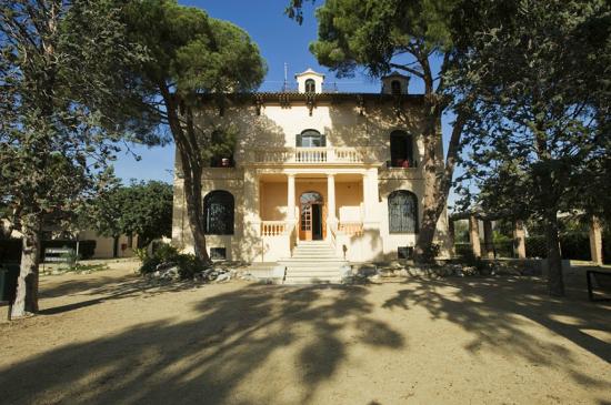 Instem a l'ajuntament #elmasnou  per tal q es pugui oferir l'alberg de la nostra vila a les persones refugiades de la guerra #Ucraina 
#StopWar #elmasnou