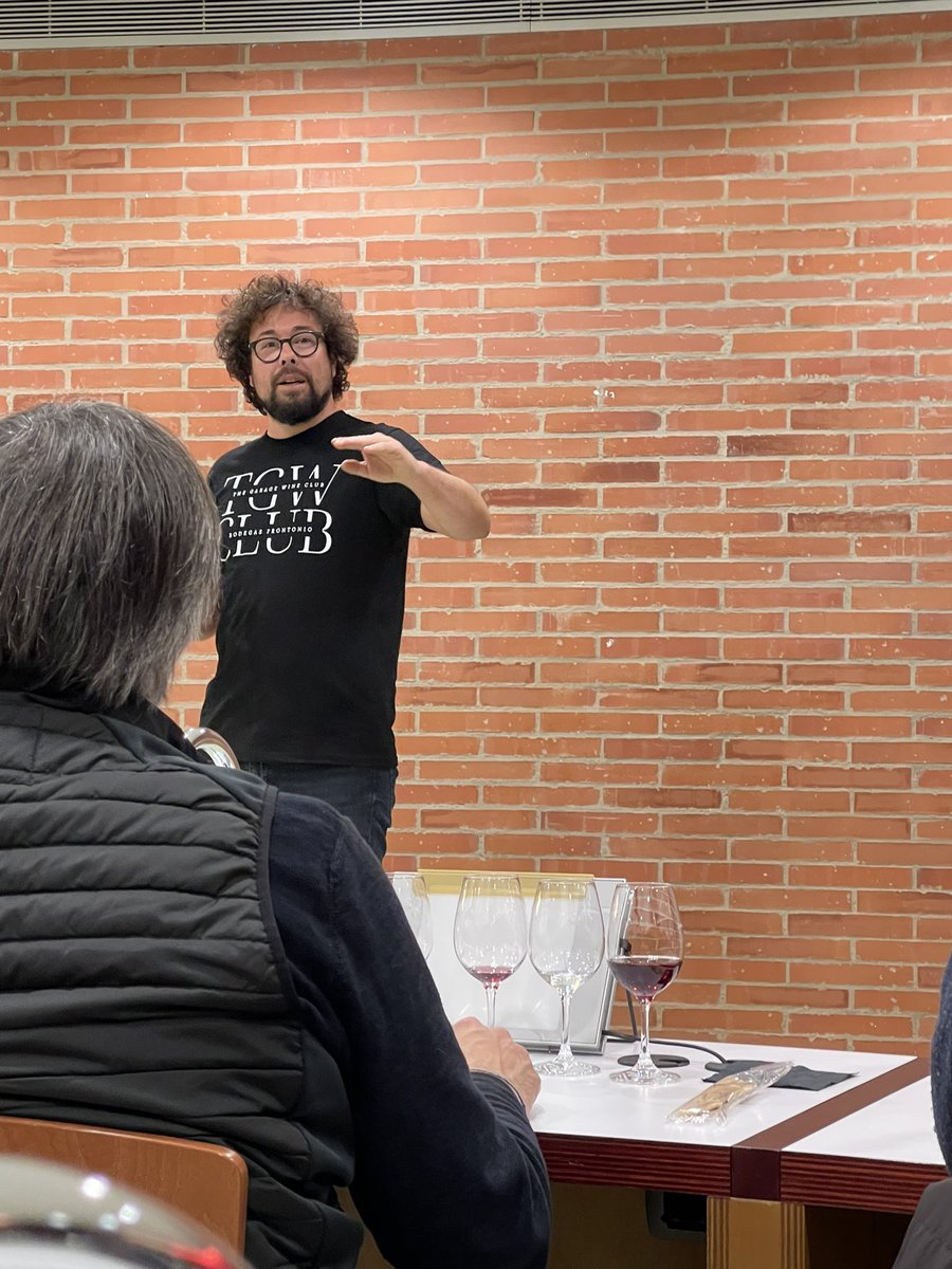 perecampos73's tweet photo. Fantastica 1a sessió del Taller de tast’22 @enolegs Garnatxes i Macabeus de vinyes velles a càrrec  del Master of Wine Fernando Mora de Bodegas Frontonio!!!! https://t.co/T9oDmGNAo3