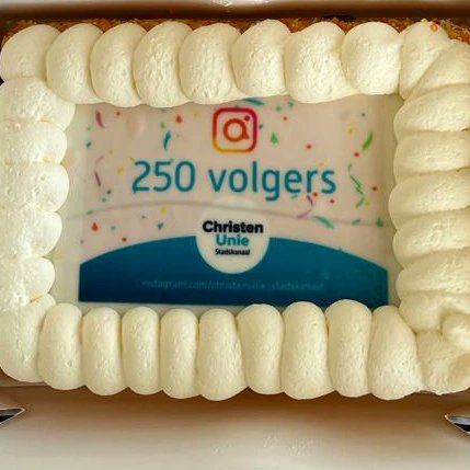 Marvin Joosten uit Onstwedde werd door kandidaat-raadslid Ronald Elzen in het zonnetje gezet.🎂

Marvin was onze 250e volger op Instagram 🎊

#vanharte #gefelicitaart