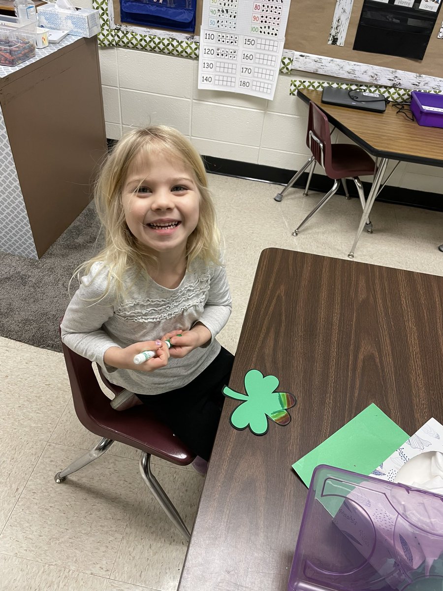 MrsRuggirello's tweet photo. This morning when we arrived we decorated shamrocks to decorate our classroom door with! It’s the little things like this that make them SO happy and make my heart happy too 😍 https://t.co/QVQNZtmpNM