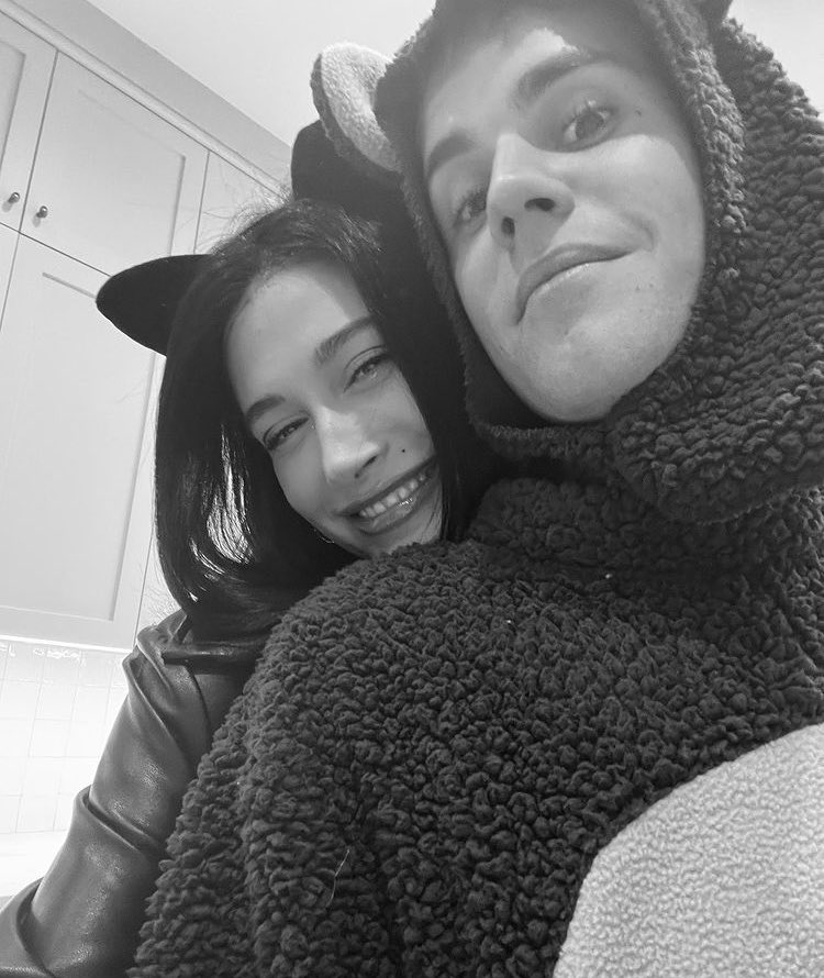 BALDWINDAlLY's tweet photo. “there are a lot of amazing and beautiful things about this life, but the most beautiful part is that i get to live it with you” - hailey bieber https://t.co/Gii1renEFy
