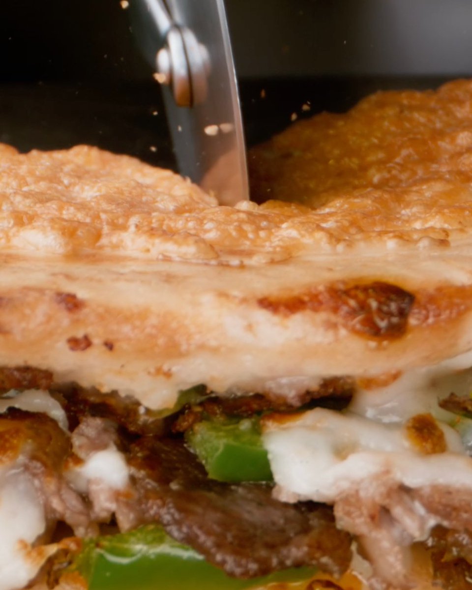 papajohnschas's tweet photo. Sharpen your knife before attempting to slice through the crispy, toasty, crunchy, golden shell of the Parmesan Crusted Papadia 🤤 https://t.co/rWw23uk4p4 #pizza #crispy #papajohns https://t.co/wdZk9koh6l