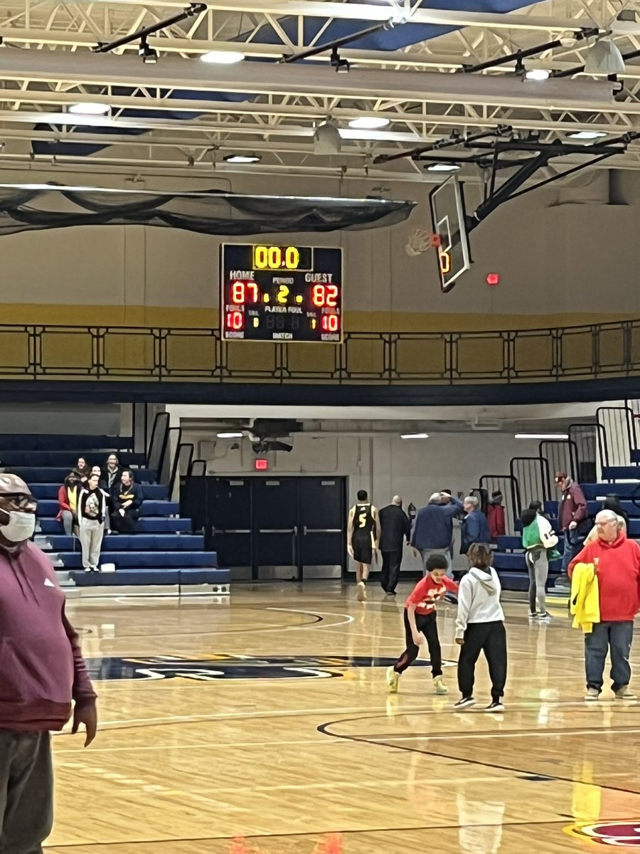 MStew_810's tweet photo. Instant classic at the Field house. Down 17 at the half, and pulled it out in OT vs a tough top 20 #Mott! #GoSkippers https://t.co/jrH9dOyyjy
