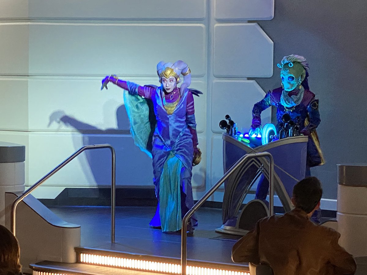 We just had our first dinner at the Crown of Corellia dining room and saw the dinner show with Gaya! Singing, dancing and DRAMA! 
#StarWarsGalacticStarCruiser