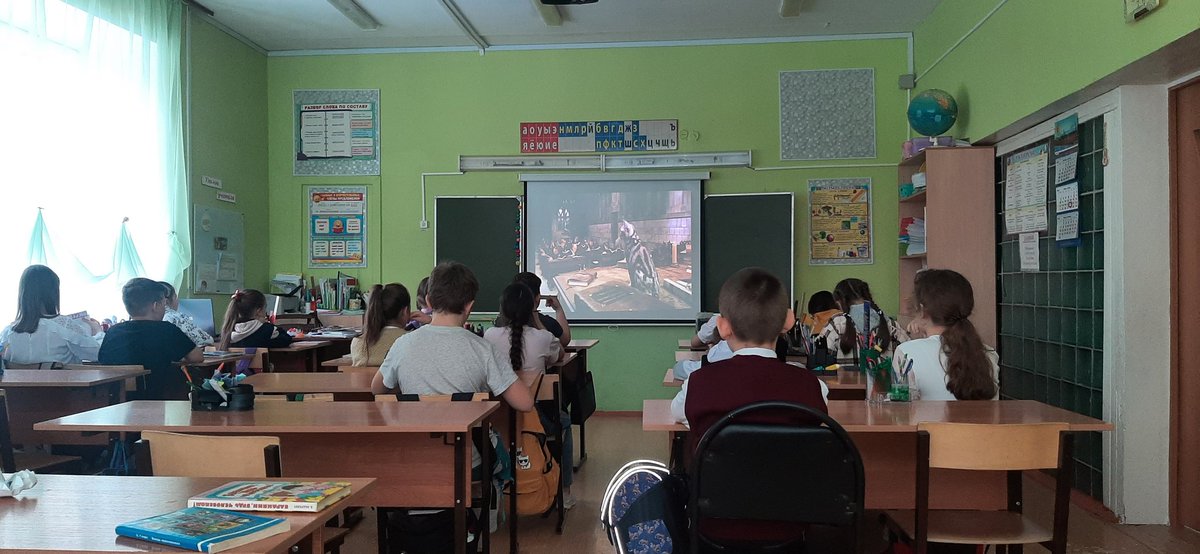 28 февраля в 4 классе, в рамках проекта "Культура для школьников", прошло литературно-музыкальное  мероприятие "Литература и музыка - неразлучные друзья". В ходе занятия рассмотрели литературные произведения с муз.сопровождением. Предложили муз.аранжировку известным рассказам.