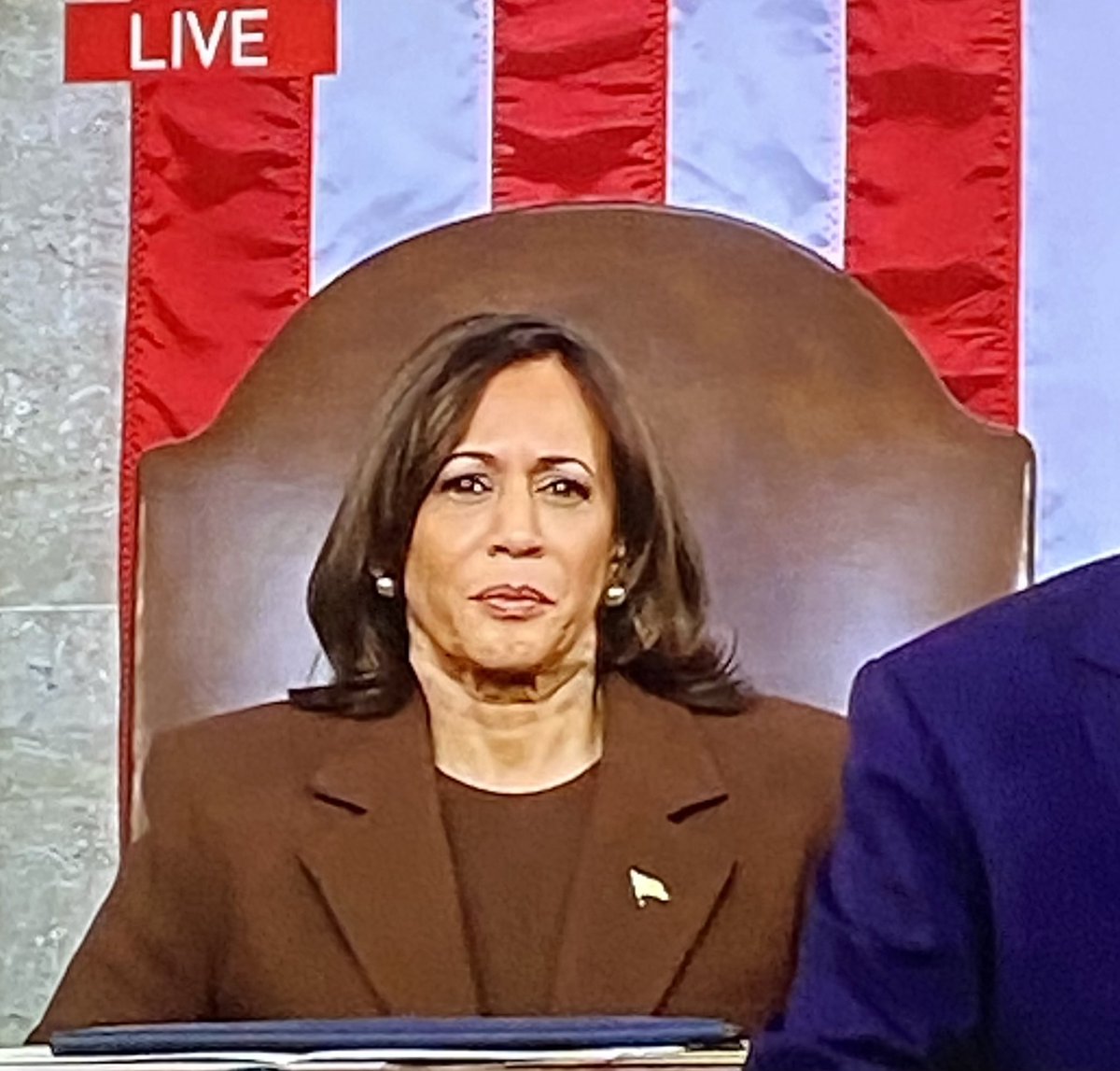 MistressEight's tweet photo. Why is Kamala Harris cosplaying her chair right now? https://t.co/mVYLYPxAuY