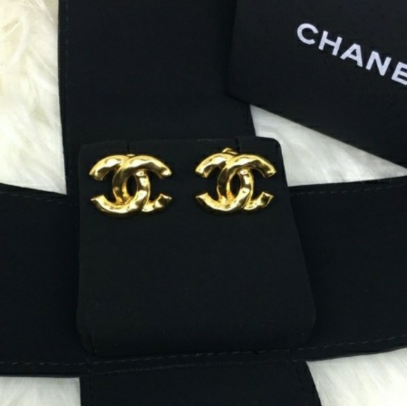 CaroLopez184's tweet photo. So good I had to share! Check out all the items I'm loving on @Poshmarkapp #poshmark #fashion #style #shopmycloset #chanel #zara: https://t.co/iRAGhiWgD5 https://t.co/7xHE7fG1af