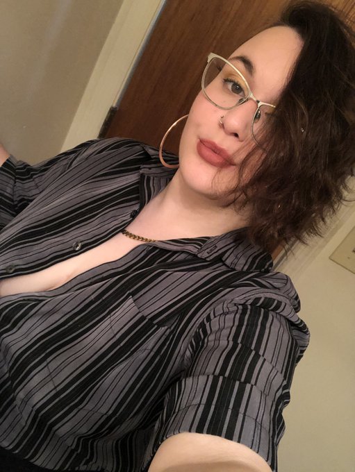 Making your dads old shirt look sexy 😜 https://t.co/qBJQrC9YcN