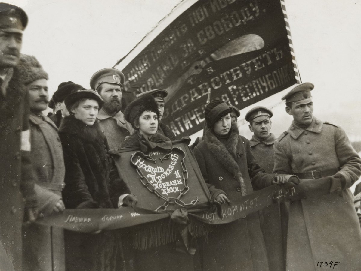 Женщина после революции. Russia 1917. Демонстрации 1917 года на Марсовом поле.