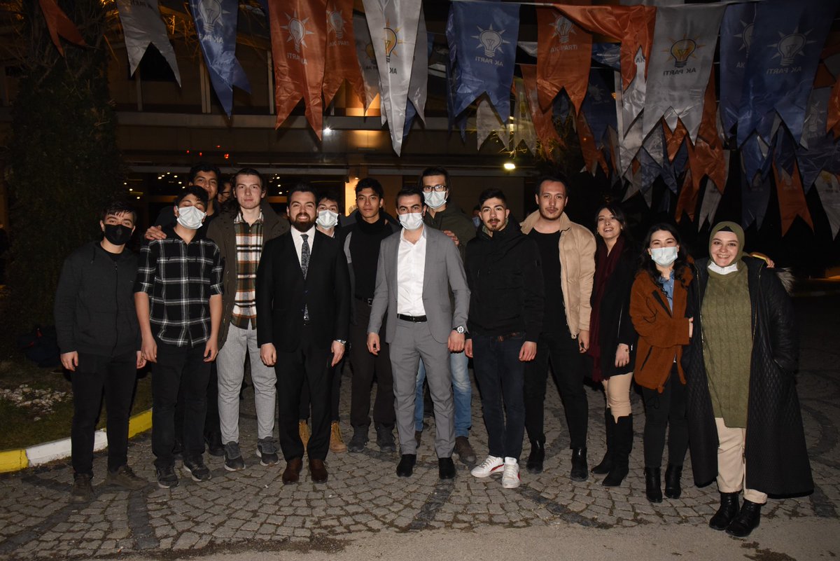 yasinn_26sarii's tweet photo. 🔸Genel Başkan Vekilimiz Binali Yıldırım 'ı coşku ve heyecanla karşıladık. Yine ekip ruhunu gösterip  dolu dolu gelen  İlçe Gençlik Kolları Yönetimimize ve lise biriminden kardeşlerime teşekkür ediyorum. İyi ki siz 💪🏻 https://t.co/aIkapBt8cq
