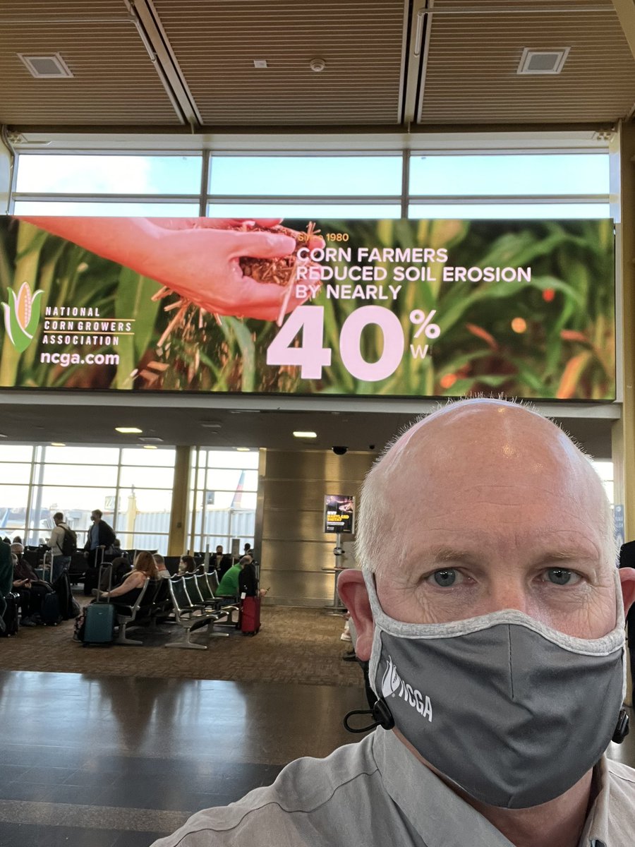 ChrisCredg's tweet photo. Look what I saw at the airport in DC 👍 https://t.co/LCKkfjteh2