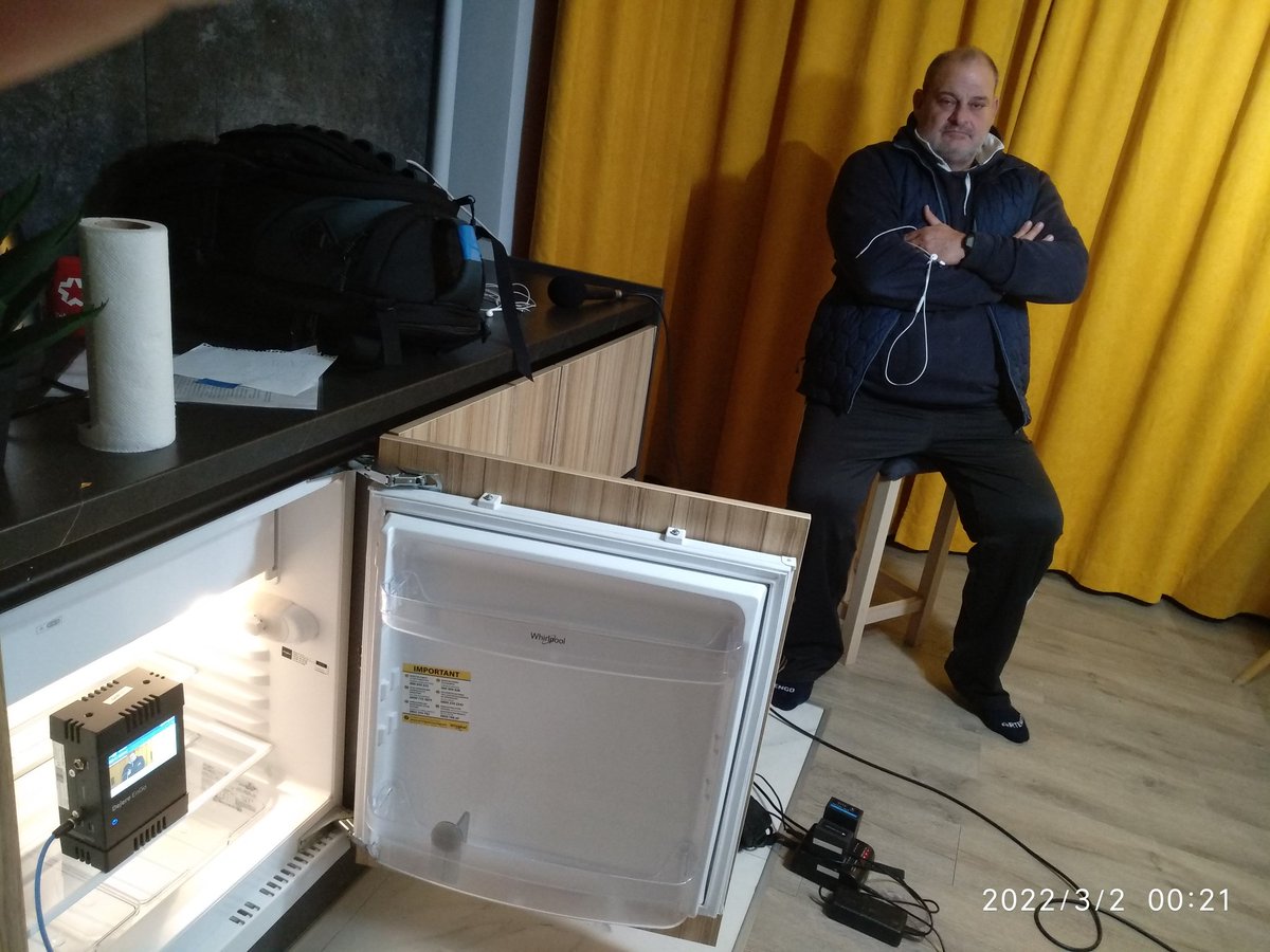 simoninfesta's tweet photo. El gran Toribio salvó el directo metiendo la mochila en la nevera.
Se estaba pixelando de tanto uso,y el frescor la alivio...y a nosotros!! https://t.co/EY1uPfrKKr