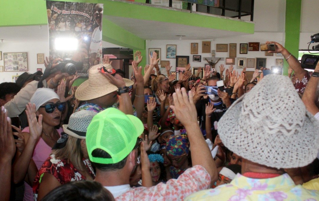 apuertocabello's tweet photo. #EnFotos|| Durante el Baile de La Hamaca el pueblo de San Millán fue declarado por la gobernación carabobeña, liderada por el Gob. @rafaellacava10 como Patrimonio Cultural Intangible de Carabobo. El alcalde @JCbetancourt72 entregó el documento al cultor Hermán Villanueva https://t.co/C60SuXLSXs