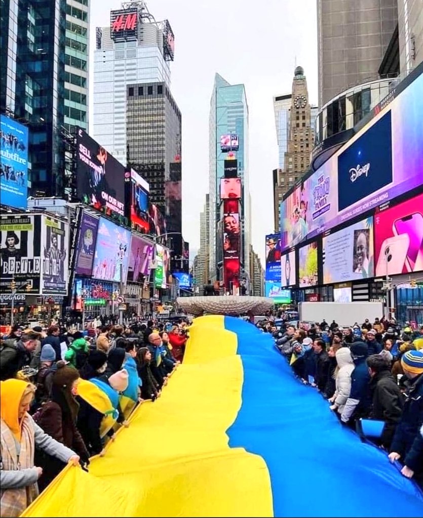 AlexButterfly01's tweet photo. Times Square in NYC. #WeStandWithUkraine 
#PutinWarCriminal #Zelenskyy https://t.co/yPT9ophYLl