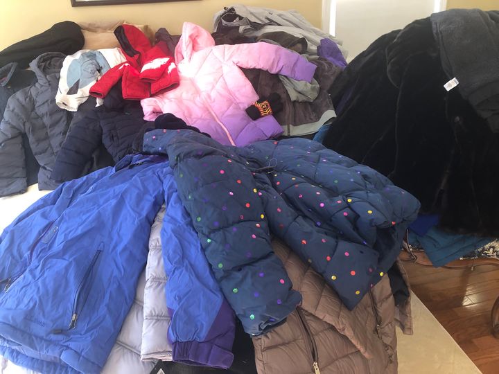 A HUGE thank you to our friends @JCrew Fair Oaks who held their annual coat collection for LCAC. More than 79 coats were received thanks to their efforts! These coats will go out to LCAC families over the coming weeks. #neighborshelpingneighbors